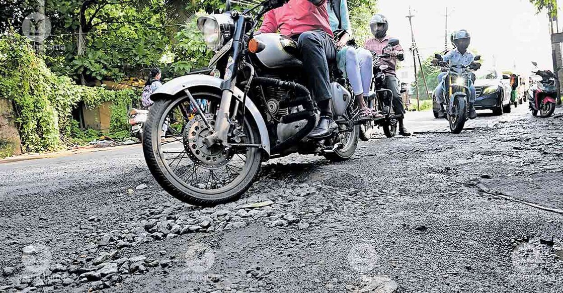 potholes-traffic-thammanam-road