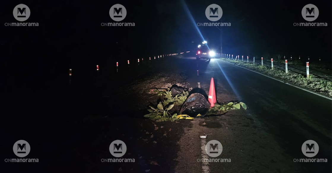 kottayam-development-corridor-2 With many streetlights fail to work, commuters struggle to spot potholes—especially with blinding high beams from oncoming vehicles. Photo: Manorama.