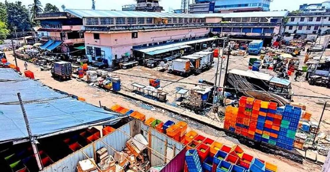 Relocation of traders to temporary facilities precedes the demolition Kozhikode's central market and the construction of a modern, air-conditioned market. Photo: Special arrangement