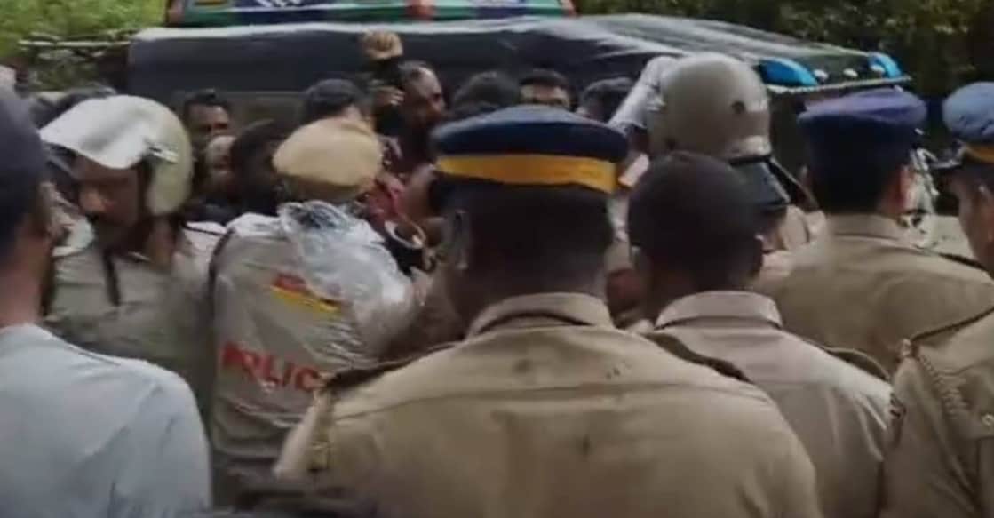 People clash with police during a road blockade on Meppadi–Chooralmala Road at Thanjilode in Wayanad staged to protest over wild elephant attacks. Photo: Special Arrangement