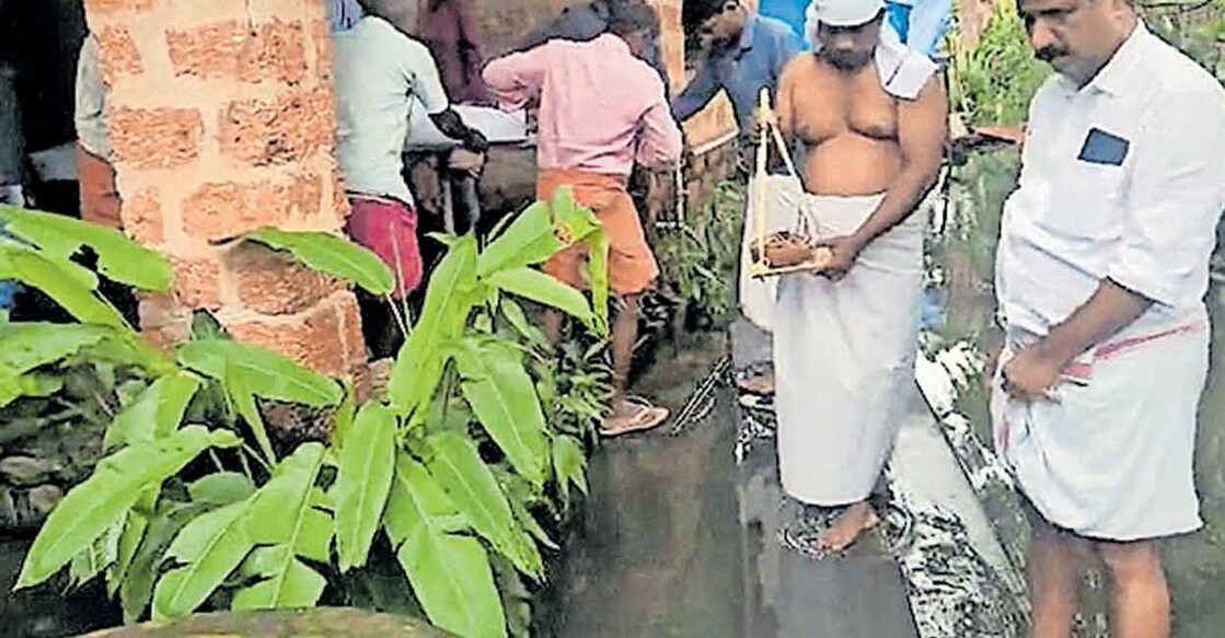 paravur-flooded-funeral