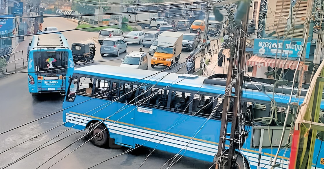 Vehicles from both Puthanpalam Road and Attingal Road are entering Venjaramoodu Junction at the same time. File Photo: Manorama