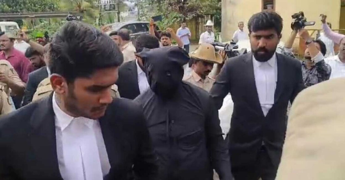 Whistleblower in the Dharmasthala mass burial case arriving at Belthangady court, flanked by his lawyers, Adv Ojaswi Gowda (left) and Adv Dheeraj S J (right). Photo: Special arrangement