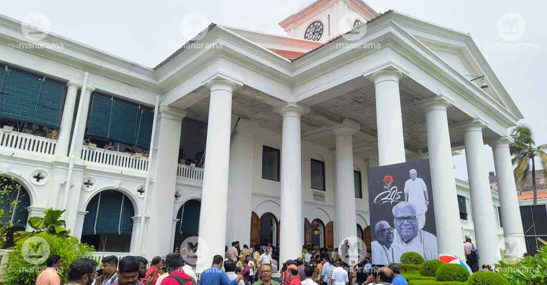 People queue outside Durbar Hall for VS Achuthanandan's funeral. Photo: Onmanorama