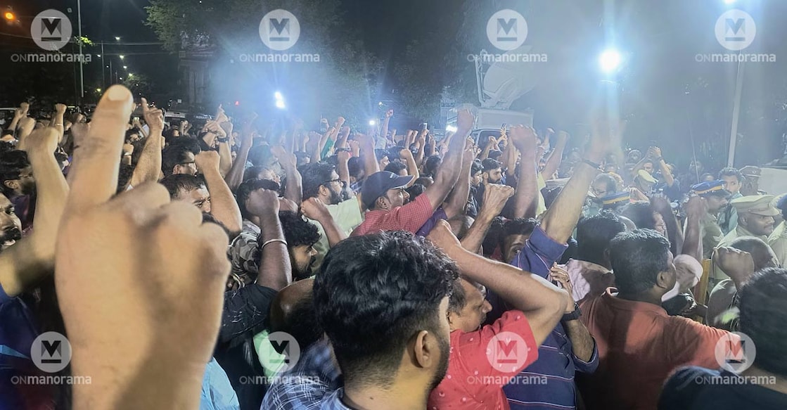 Crowds raise slogans in last respects to VS Achuthanandan at AKG Centre in Thiruvananthapuram. Photo: Manorama. 