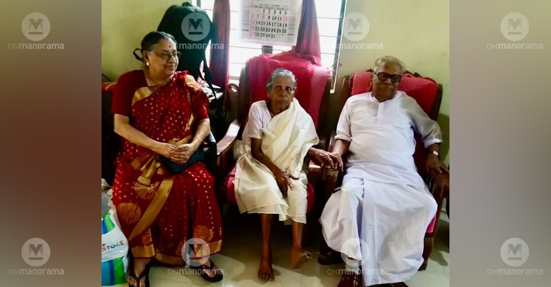 VS Achuthanandan with his sister Azhikutty (M). Photo: Manorama