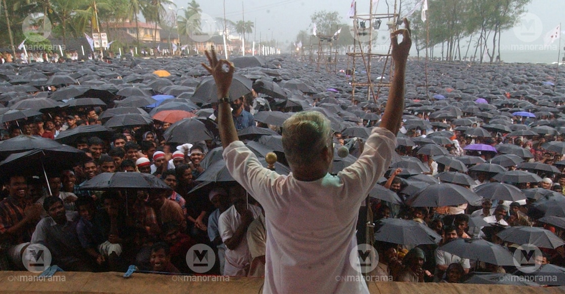 vs achuthanandan V S Achuthanandan inaugurates the DYFI Samara Sagaram meeting in Kozhikode in 2004. Photo: Musthafa P