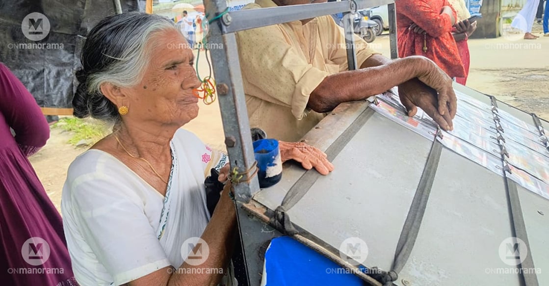 Ammukutty, waiting for the arrival of the funeral procession of V S Achuthanandan at Ambalapuzha. Photo: Onmanorama