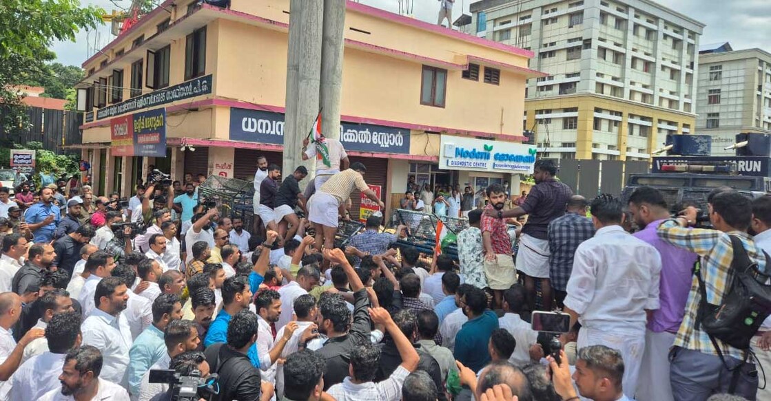 Youth Congress activists protesting in front of the Kottayam Medical College Hospital on Friday. Photo: Manorama