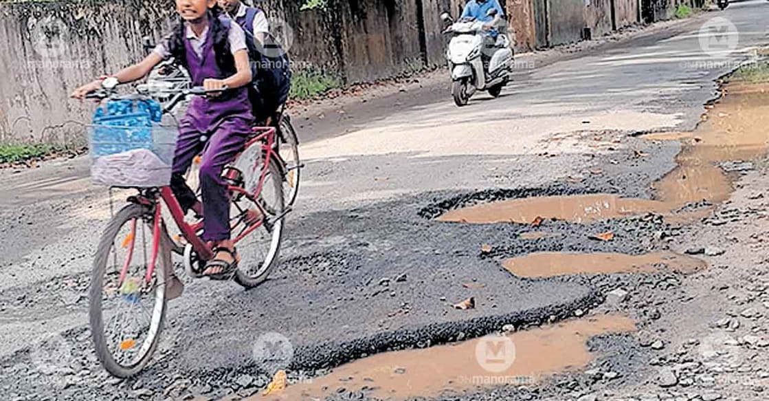 students-cycling-potholes-cherthala students-cycling-potholes-cherthala