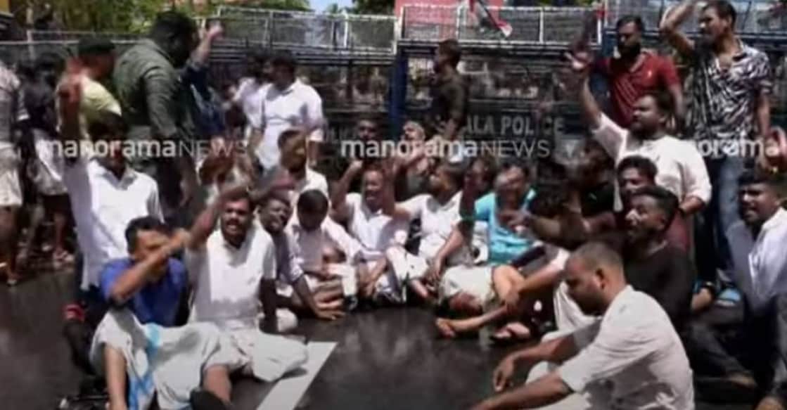 youth-congress-protest-c Youth Congress stage protest in Thiruvananthapuram. Photo: Manorama News