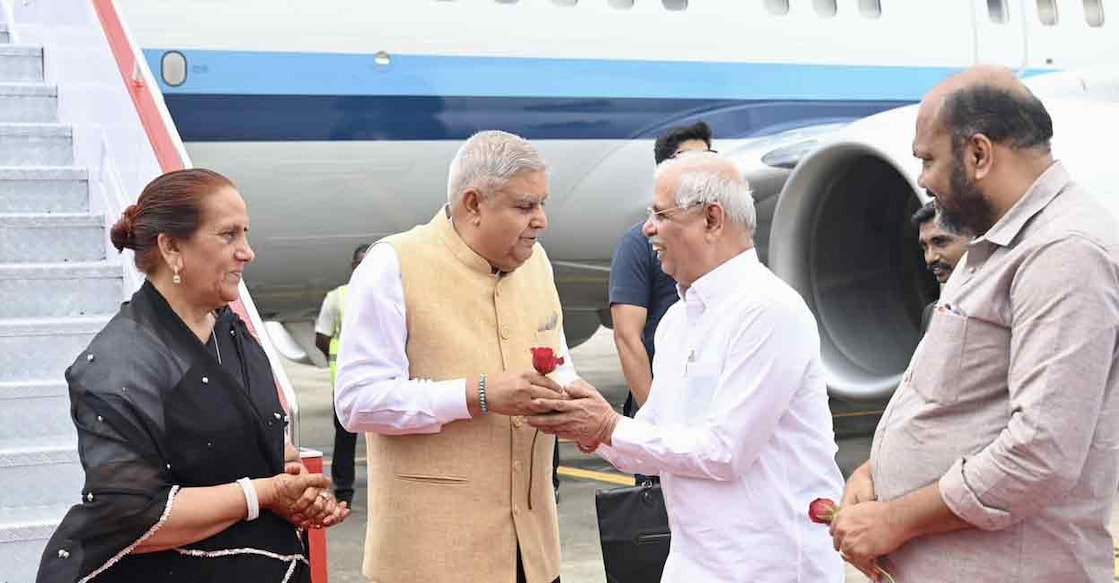 Vice President Jagdeep Dhankhar and Dr Sudesh Dhankhar welcomed by Kerala Governor Rajendra Vishwanath Arlekar and  Minister P Rajeev in Kerala. Photo: X/Vice President of India