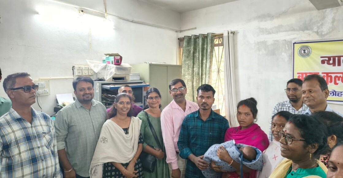 Members of Kochi and Lohardaga CWC hand over baby Nidhi to her parents. Photo: Special Arrangement