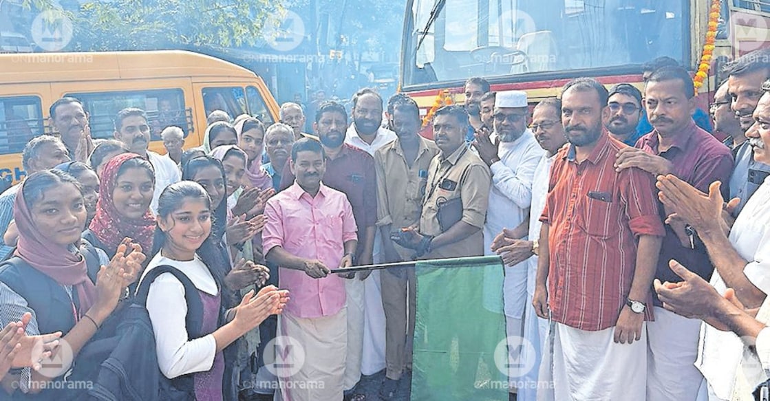 Article Image-Haritha - 4 Students celebrate the new bus service at Vechoochira. Photo: Manorama