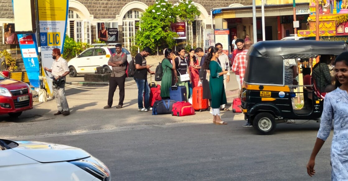 Passengers stranded due to lack of transportation during Bharat Bandh in Kerala. Photo: Manorama