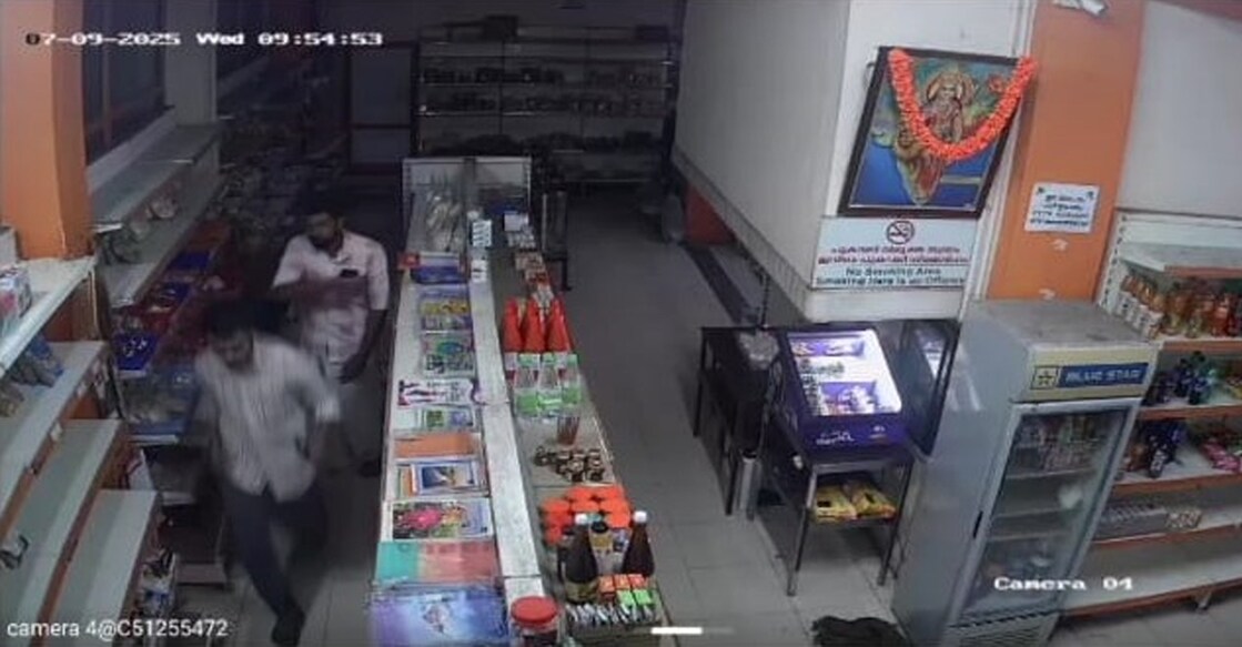CCTV footage of protesters assaulting a staff member of Samridhi Supermarket in Thrissur. Photo: Special Arrangement