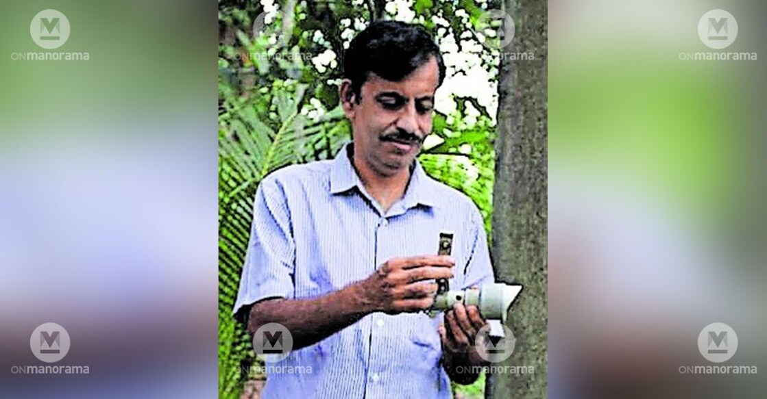 Dr M Krishnakumar with the ‘Pranadha’ alert system for snapped electric lines.