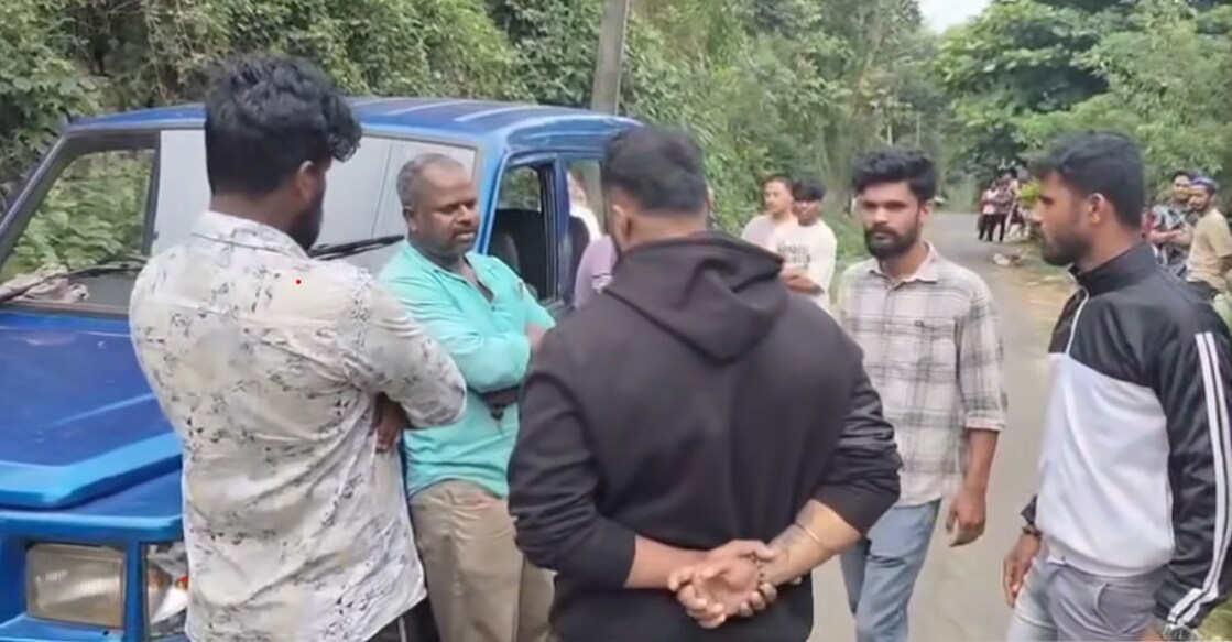 A screengrab showing Aneesh (in blue) being threatened and surrounded by Bajrang Dal activists. Photo: Facebook/Elsan Vatanappalli