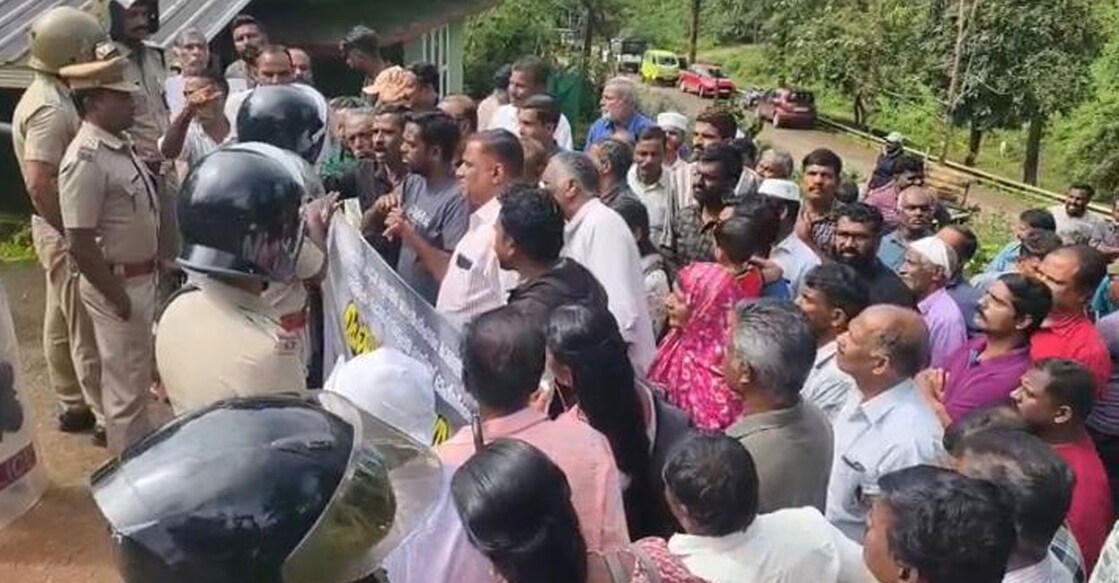 Protestors in front of Mundakkai Forest Station. Photo: Special Arrangement