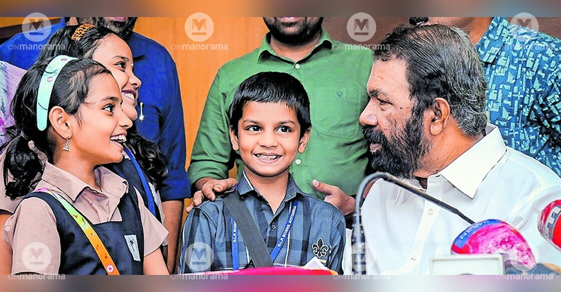 Class 4 students of Kottakkal GLP School meeting Minister V Sivankutty during his visit to Malappuram. Photo: Manorama

