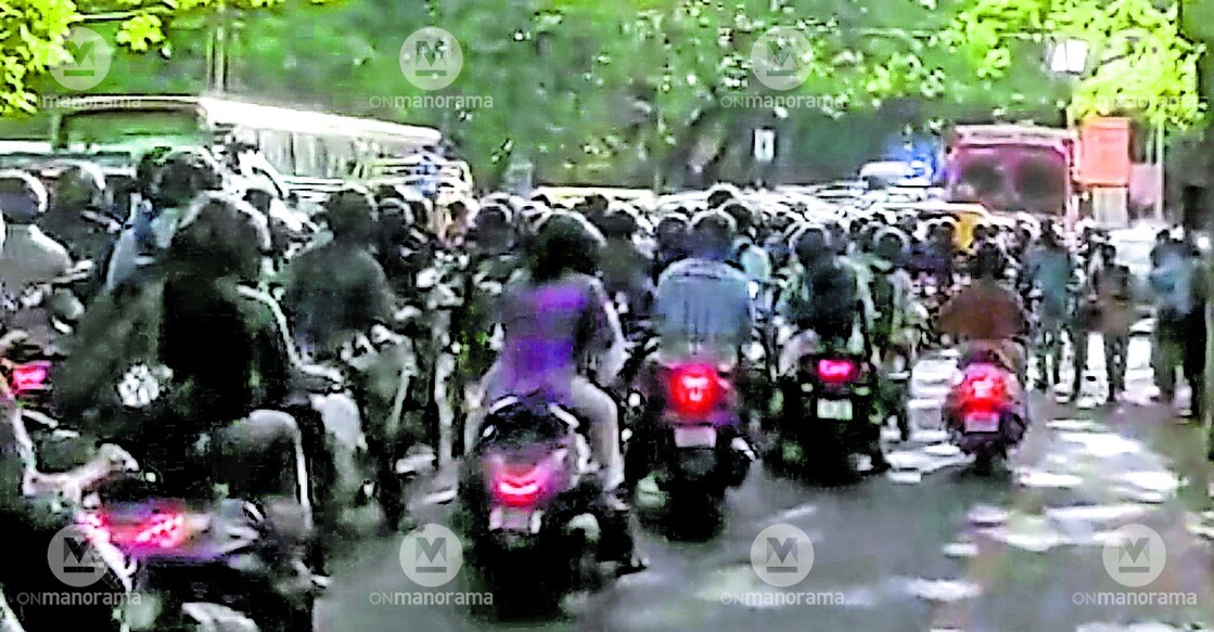Traffic snarl at Thevara Shanthi Nagar Junction following a faulty traffic signal. Photo: Manorama