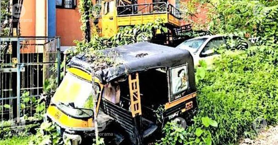 Vehicles lying abandoned on the premises of the Vadakara Excise Office. Photo: Special arrangement