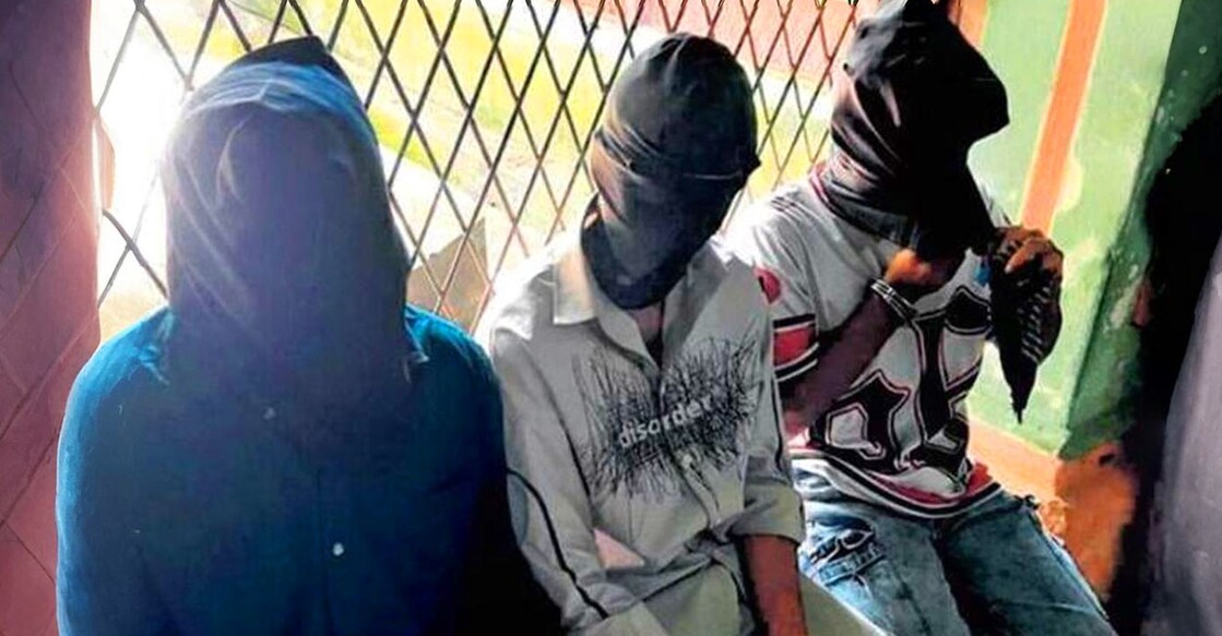 അറസ്റ്റിലായ കെഎസ്‌യു പ്രവർത്തകരെ മുഖംമൂടി ധരിപ്പിച്ച് കോടതിയിലെത്തിച്ചപ്പോൾ (ചിത്രം : മലയാള മനോരമ )