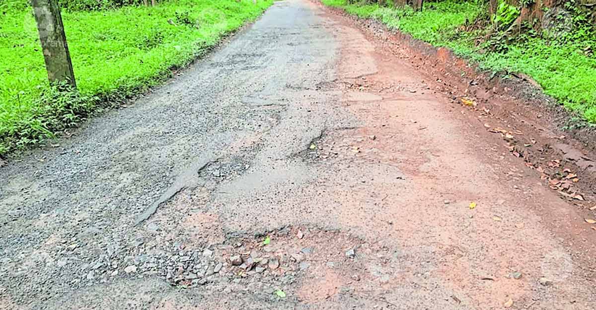 Ruined Changala Gate-Peruva Road in Kannur: Repair with macadam tarring urged