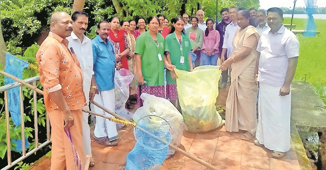 Plastic and non-plastic waste collected from the Naalupank area of Vembanad Lake being handed over to Haritha Karma Sena members by panchayat president Dhanya Sabu. Photo: Manorama