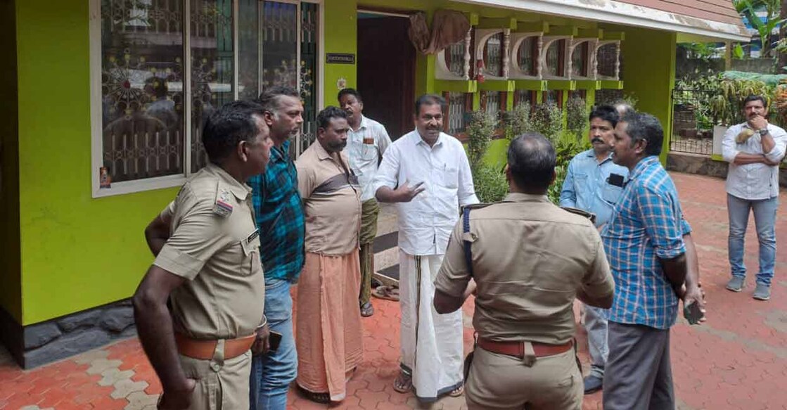 The police at the house in Vizhinjam where the theft occurred. Photo: Manorama Online 