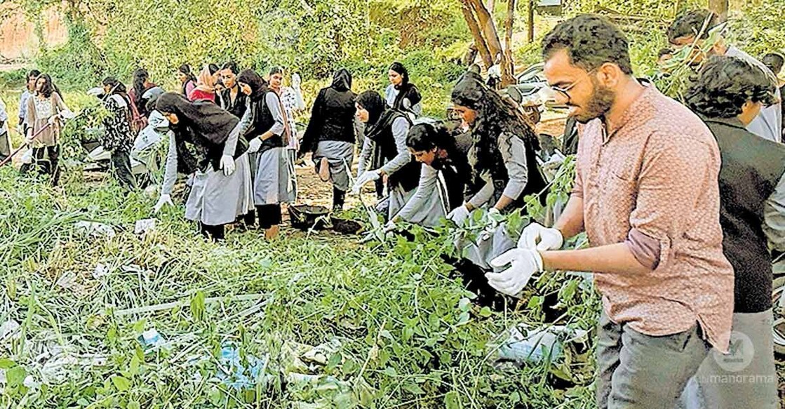 A scene from the clean-up drive at Feroke Railway Station, organised by NSS volunteers from Farook Training College and Meenchanda Government Arts and Science College. Photo: Special arrangement