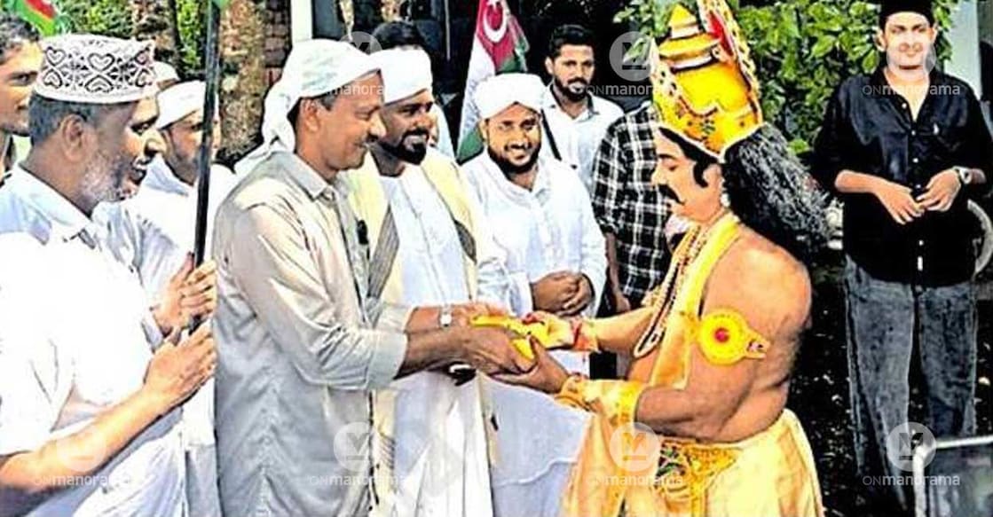 Milad-un-Nabi rally, organized under the leadership of the Muyyam Varadoor Muhayideen Juma Masjid in Muyyam in Kannur, is being welcomed by 'Maveli' of Varadoor Navarangam Arts and Cultural Association. Photo: Special arrangement