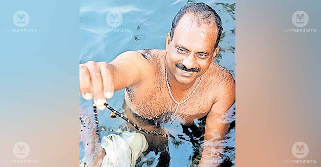 Jineesh Chacko emerges from the Manimala river after recovering a gold chain lost by a tourist from the riverbed. Photo: Special arrangement