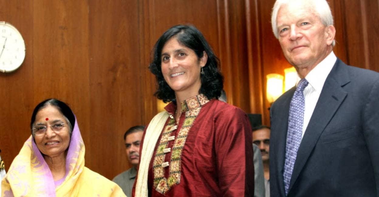 سونيتا ويليامز (في الوسط) مع الرئيسة <a class='entities-links' href='/entity/131550/الهندية/ar/1?utm_term=PublicFigures-الهندية&utm_source=Lebanon24-Frontend&utm_campaign=PublicFigures&utm_medium=PublicFigures-الهندية&id=67346&catid=0&pagetype=PublicFigures' loading=