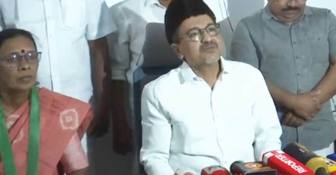 Suja Chandrababu with IUML president IUML president Sayed Sadik Ali Shihab Thangal. Photo: Screengrab/Manorama News