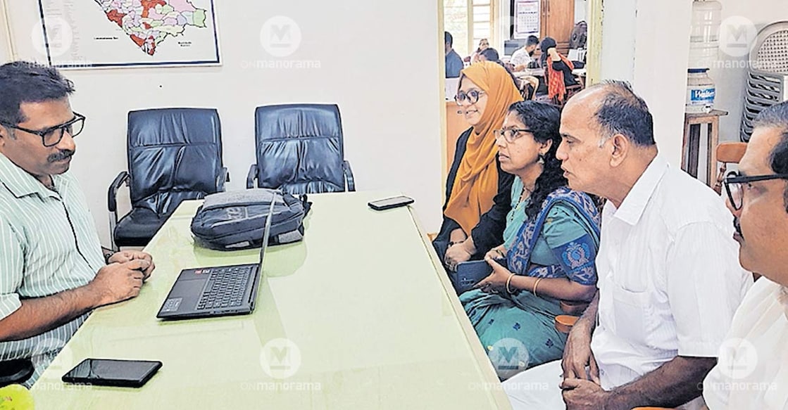 Madayi Panchayat president B Sathyabhama leading a delegation to meet Local Self Government Joint Director T J Arun. Photo: Special arrangement