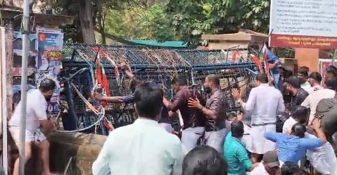 A screengrab showing Youth Congress activists trying to jump over police barricades during Sabarimala gold scam protests in Thrissur. Photo: Special arrangement