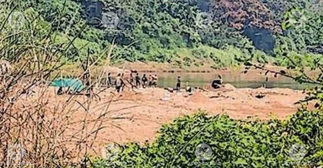 People engaged in sifting gold along the shores of Chaliyar. Photo: Special arrangement