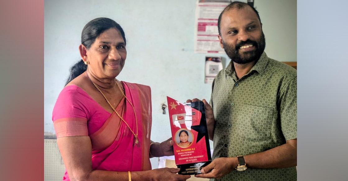 Valsamma Joseph (L), receiving a momento at the time of her retirement from Mankulam Post Office in Idukki. Photo: Special arrangement