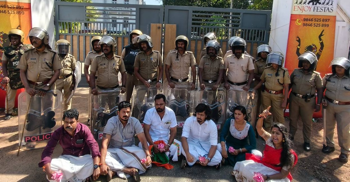 Yuva Morcha activists protest outside Thrissur town hall. Photo: Special Arrangement