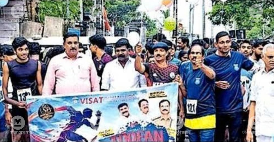 
K. Binumon MLA inaugurates the anti-drug marathon organized by Elanji VISAT College as part of the second phase of its 'Thoofan' initiative, covering the route from Vaikom to Thalayolaparambu. Photo: Special Arrangement