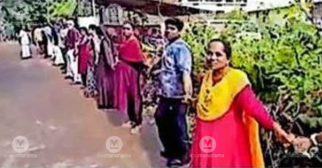 A human chain organized by the Environmental Protection Committee against the plastic manufacturing factory being set up at Pullichira Kakkakadavu.Photo:Special Arrangement