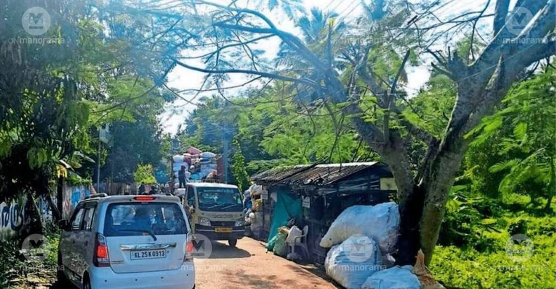 Traffic congestion on Aniyoor Indiraji Road. The municipality's Material Collection Facility (MCF) for waste collection is also visible. Photo: Special Arrangement.