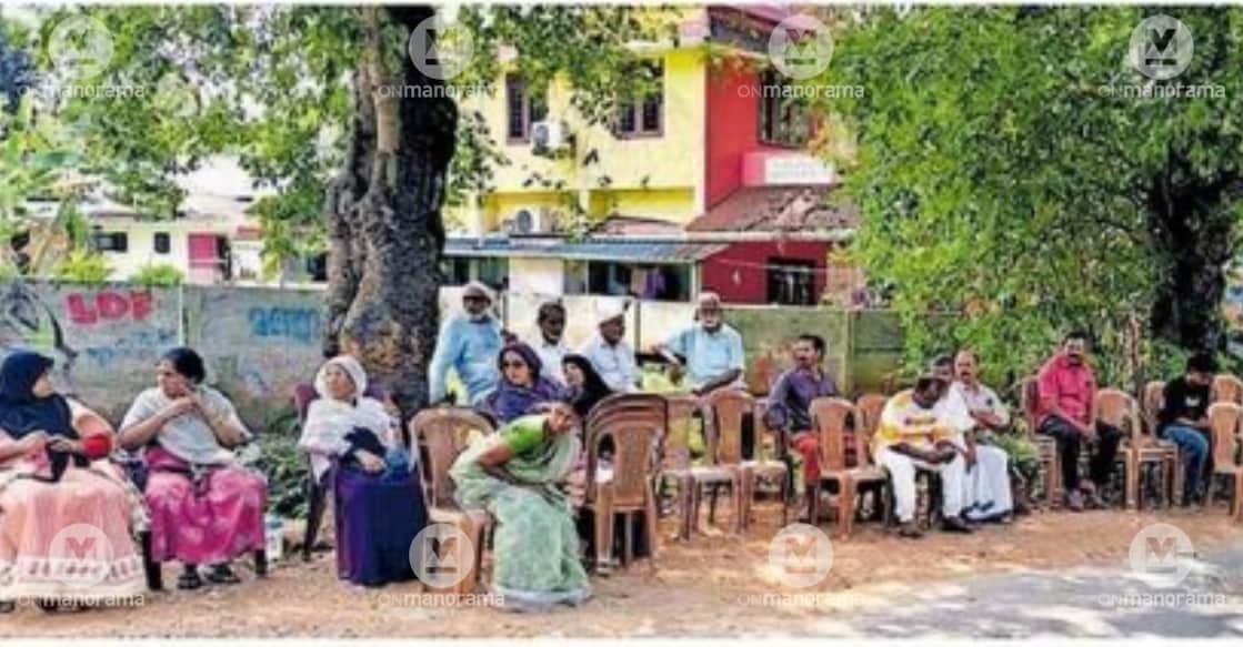 The public protest launched in Vengannoor against the movement of vehicles operating without permits and carrying excessive loads. Photo: Special arrangement