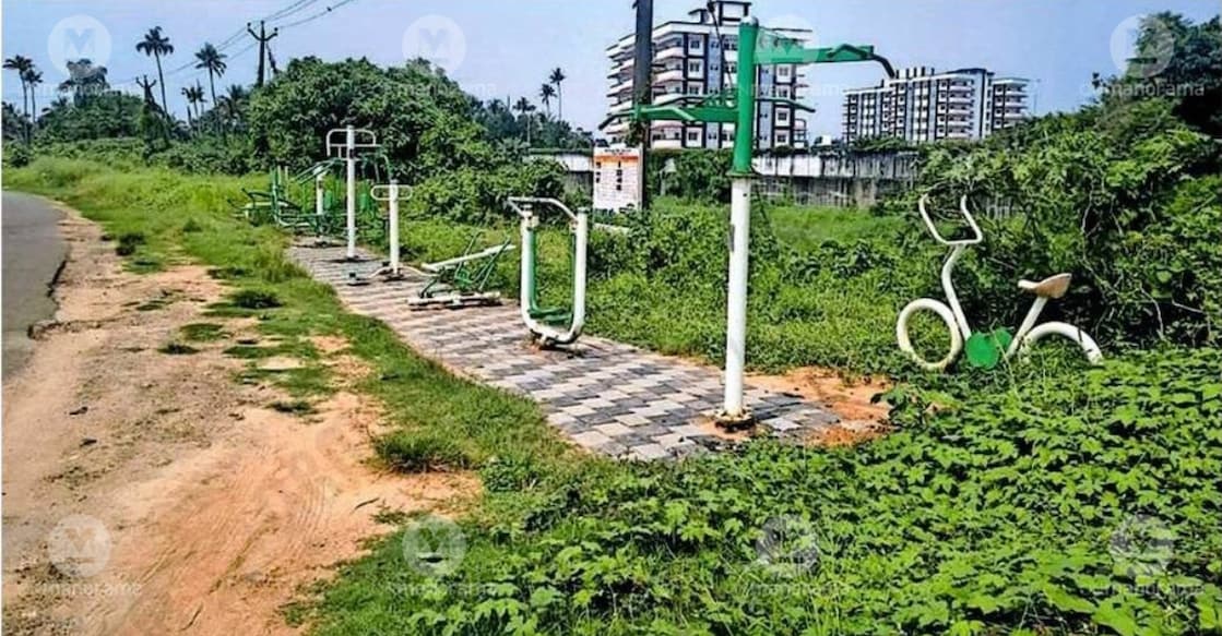 The open-air gym near the Coast Guard headquarters along the Kanjoor–Thuravungara–Chethikkode Road lies neglected and overgrown with wild bushes. Photo: Special Arrangement.