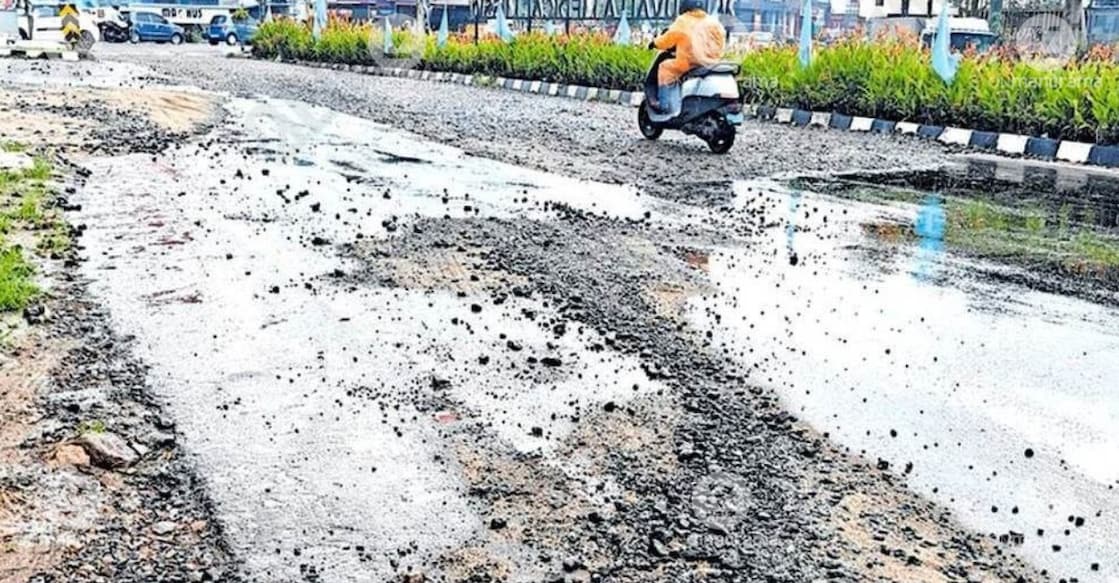 The stretch of road at Ramanchira, where the Thiruvalla Bypass meets the MC Road, has fallen into a state of utter disrepair. | photo speacial arrangement 
