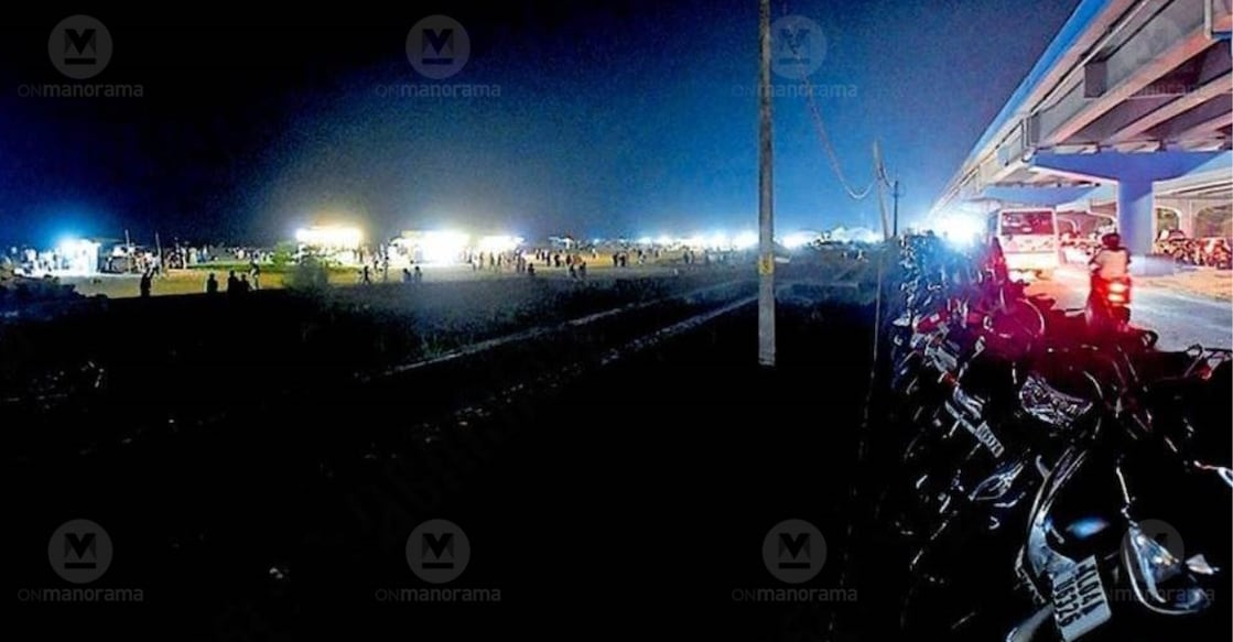 Alappuzha beach plunged into darkness in the absence of streetlights. Photo: special arrangement 