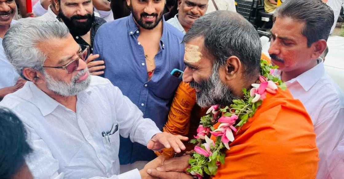 Kurukkoli Moideen MLA receives Juna Akhada Mahamandaleswar Anandavanam Bharathi at Thirunnavaya on Friday. Photo: Special Arrangement.