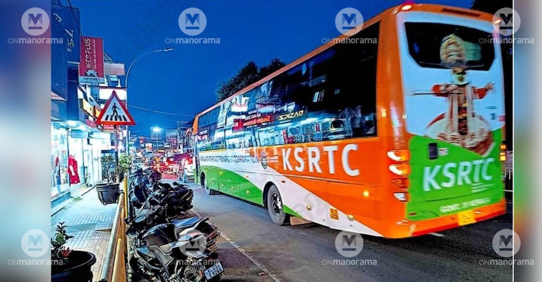 Vehicles lined up in long queues at Pandalam Junction on the MC Road, even late into the night. Photo: Special Arrangement