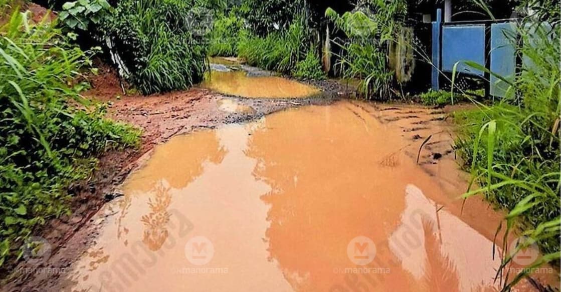 Waterlogging and sludge along the Murikkarathala stretch of the Vilavoorkkal Nalamkallu–Murikkarathala–Kovil Road. Photo: Special Arrangement.